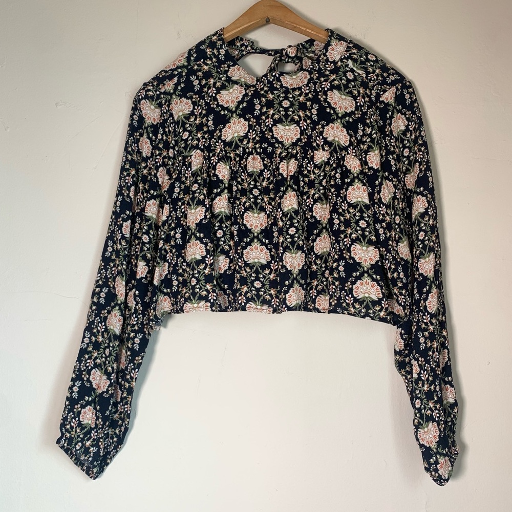 American Eagle black floral long sleeve crop blouse open circle back w tie szS